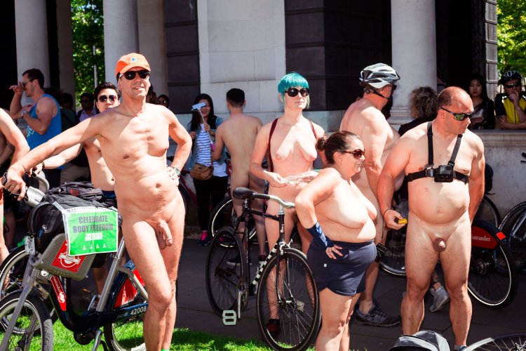 Массовое обнажение девушек