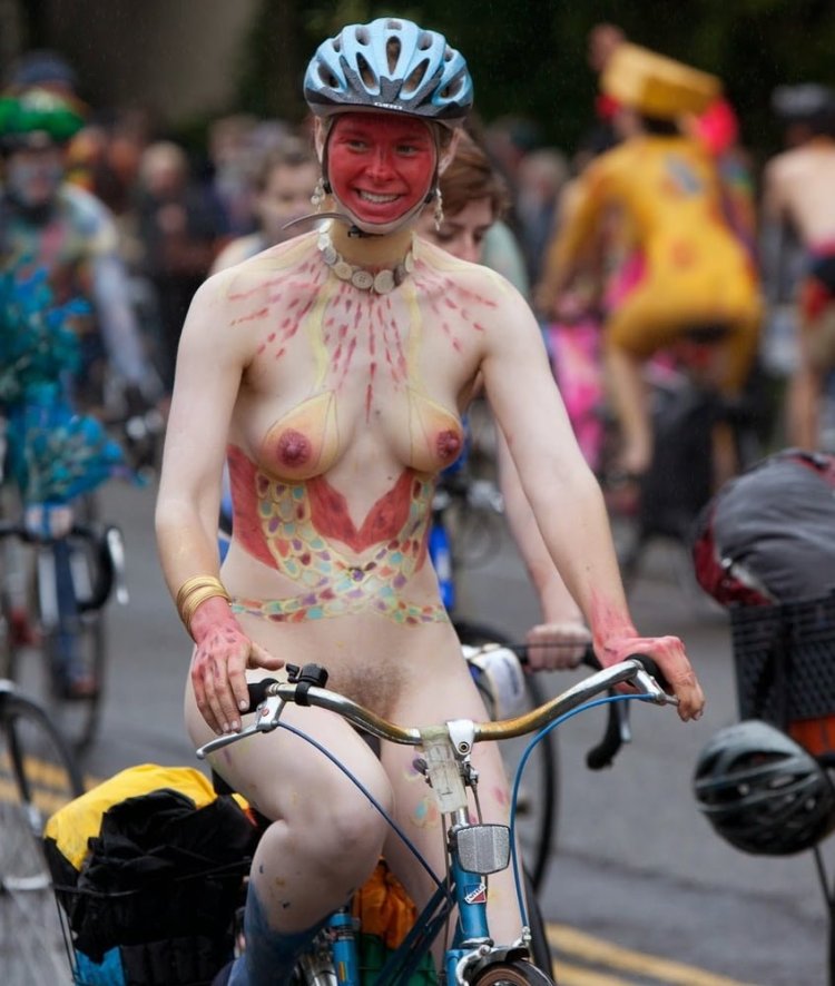 Женский парад с голыми сиськами