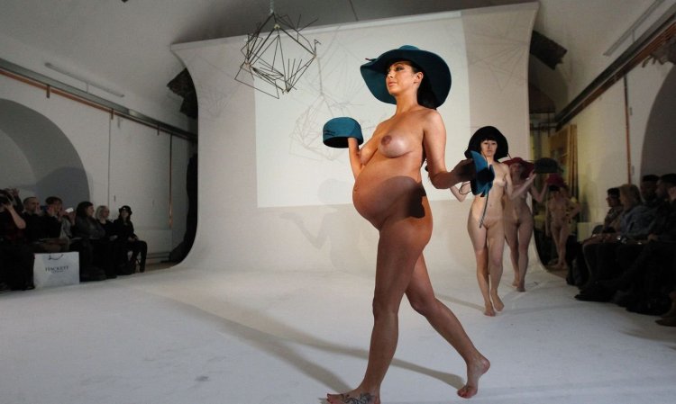 Голые женщины дефилируют