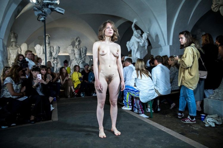 Девушки на подиуме голышом