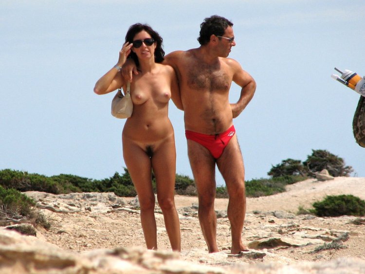 Семейные пары на нудиском пляже