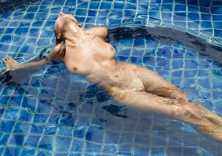 Девушки в бассейне голышом