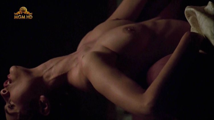 Голая Шарлотта роз и черных Быков