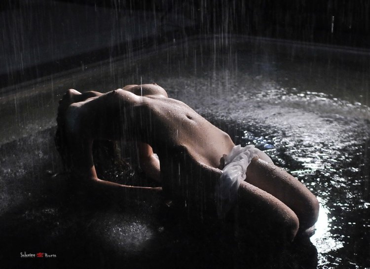 Голые девушки под дождем