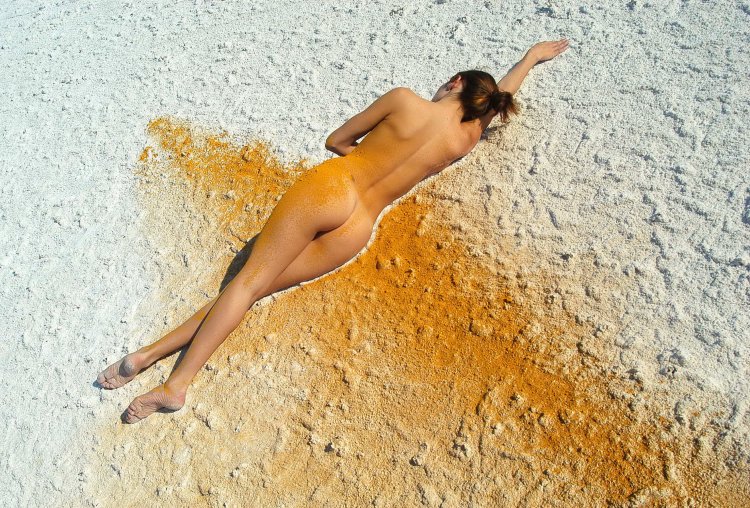 Красивая на песочке меряет трусики