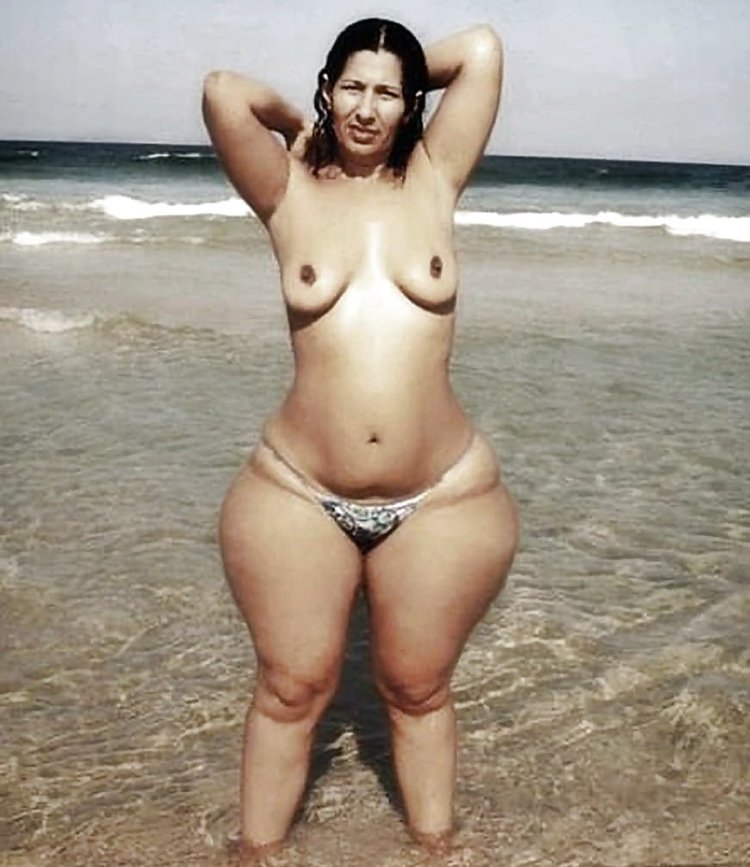 Голая жена с большими бедрами