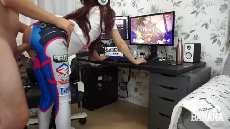 Девушка геймер порно