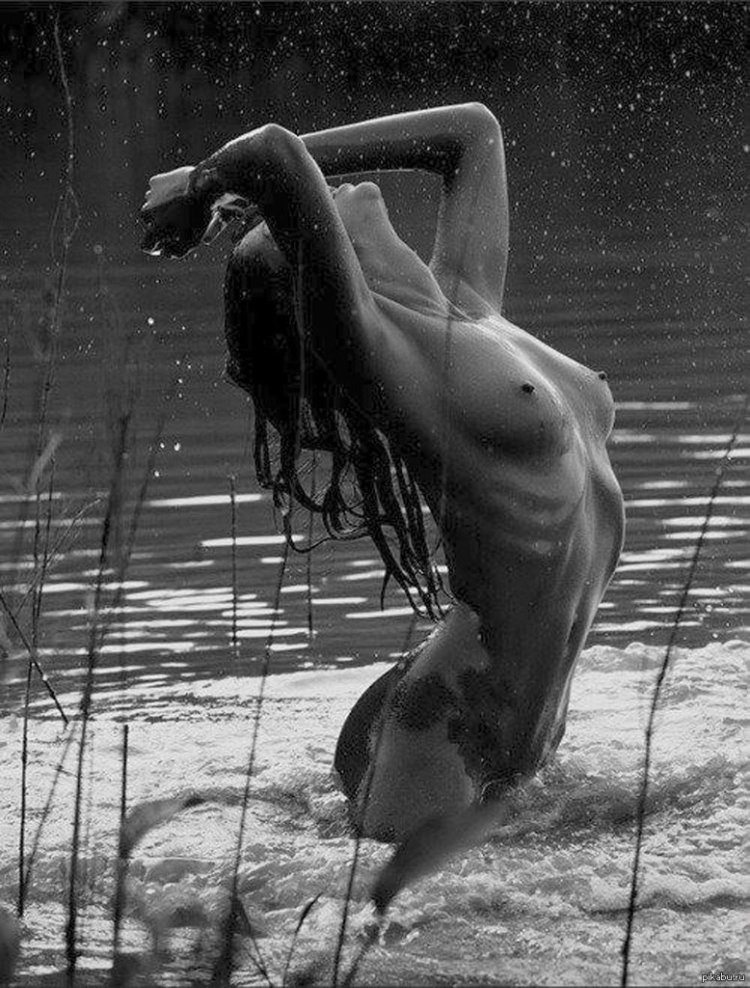 Художественное ню в воде