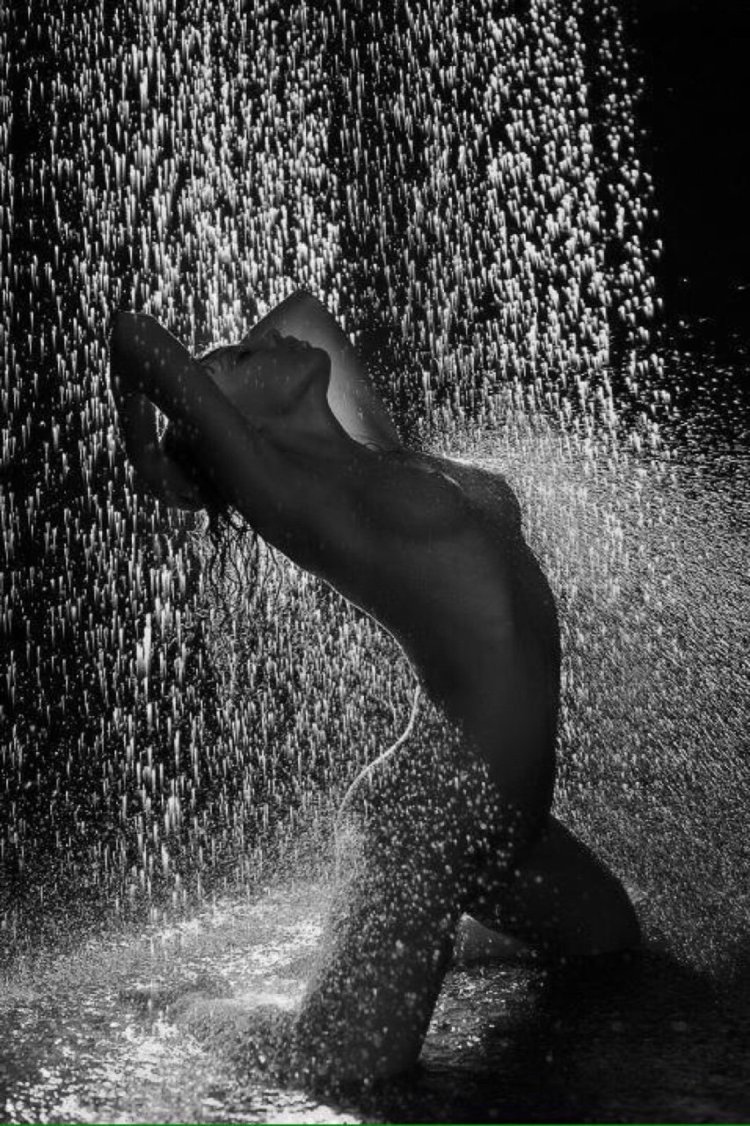 Бабы голышом под дождём