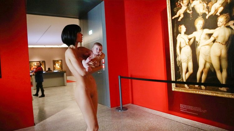 Мило Мойре голая в музее