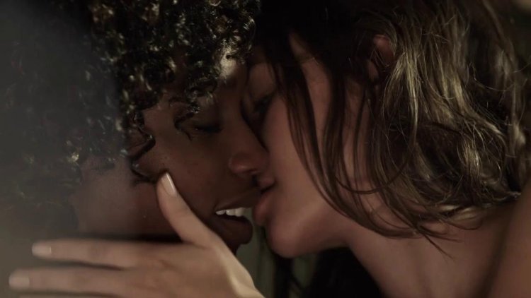 Кэйтлин Карвер постельные сцены