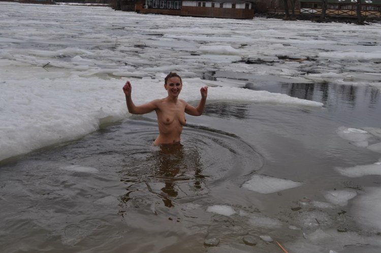 Нагишом в ледяную купель