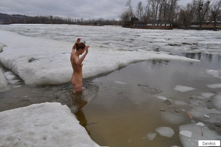 Голые женщины купаются в ледяной воде