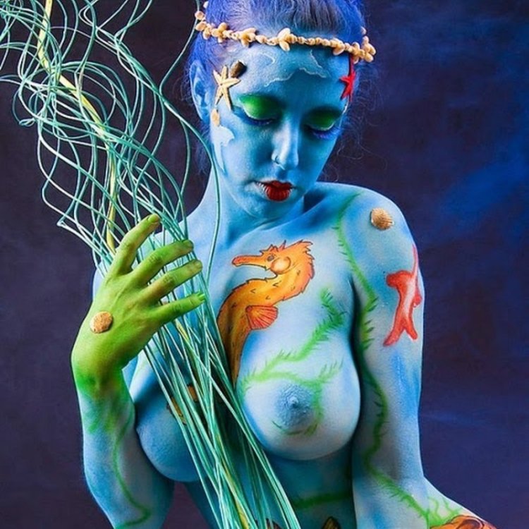 Бодиарт на голом мужском теле