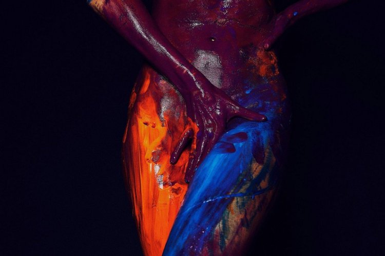 Грудь в краске