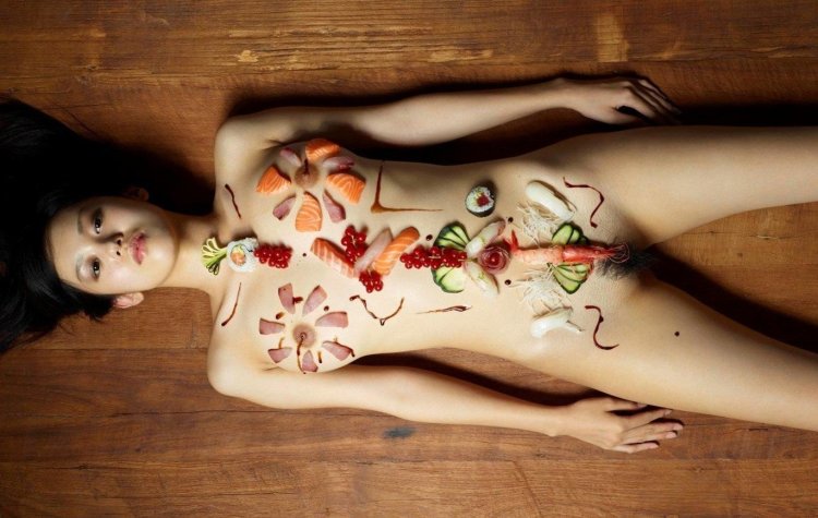 Девушка вместо стола