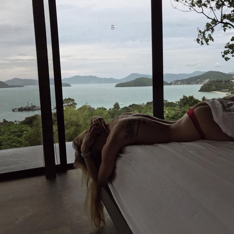 Ольга Абрамович голая топлесс