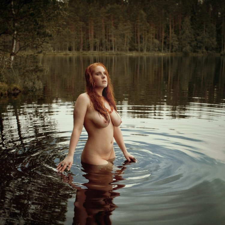 Голая Дашка на природе