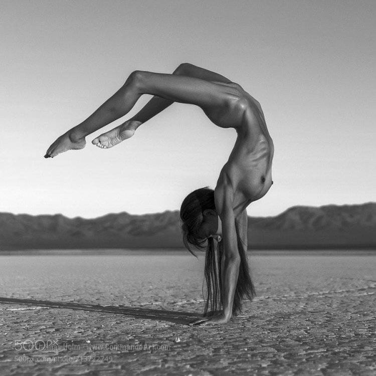 Красивая женщина йога ню