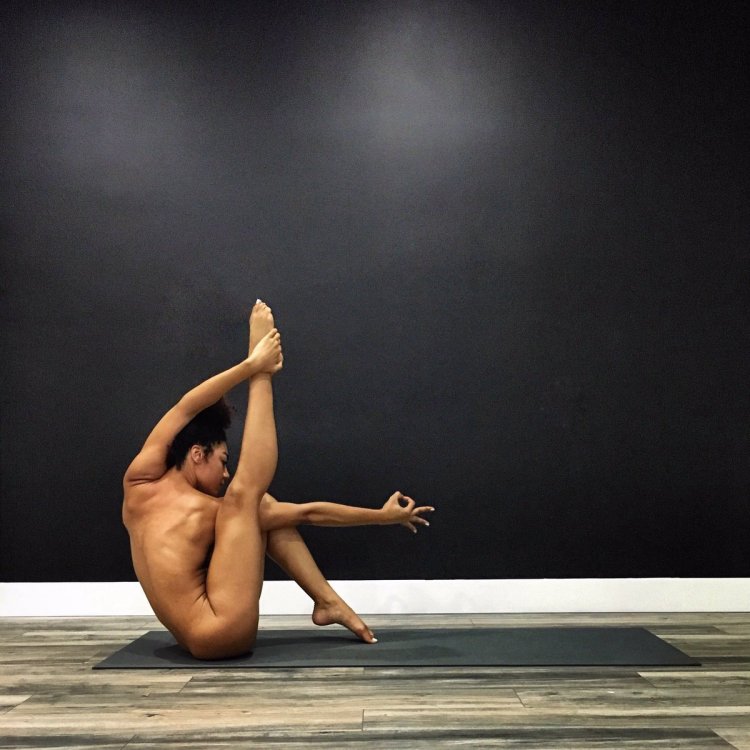 Эротическая йога голышом