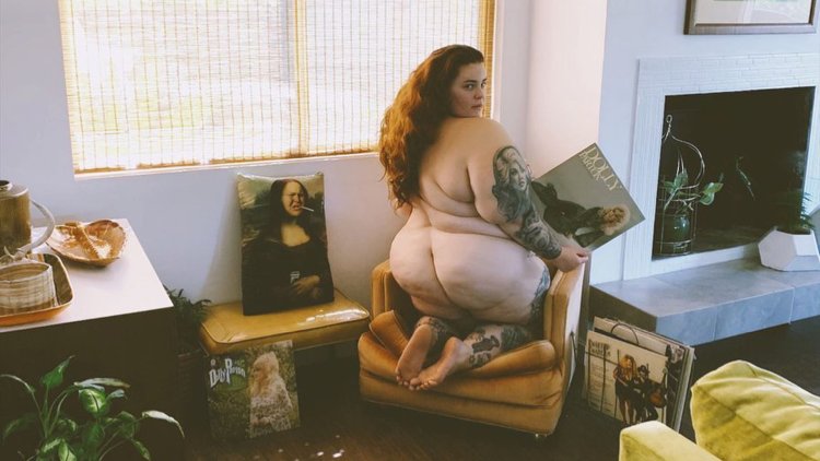 Пышные голые татуированные с пирсингом