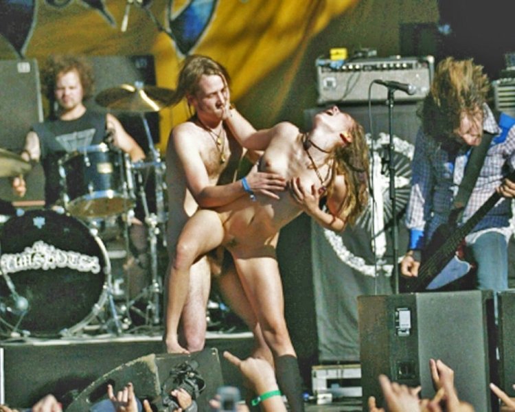 Без трусов на рок концерте