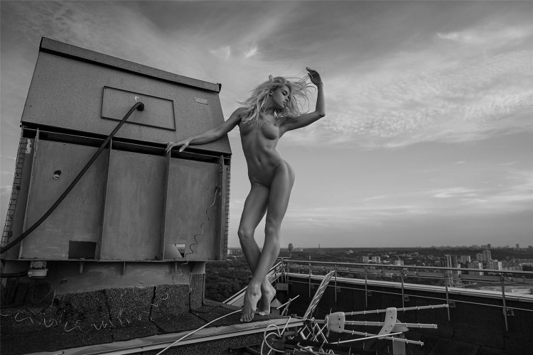 Девушки голышом на крыше