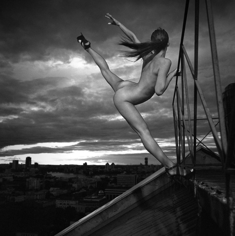 Голая фотосессия на крыше