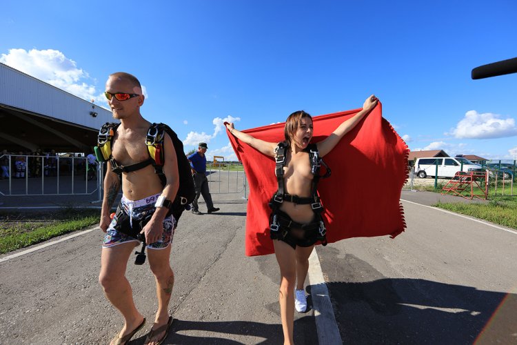 Ангелина Дорошенкова прыжок с парашютом