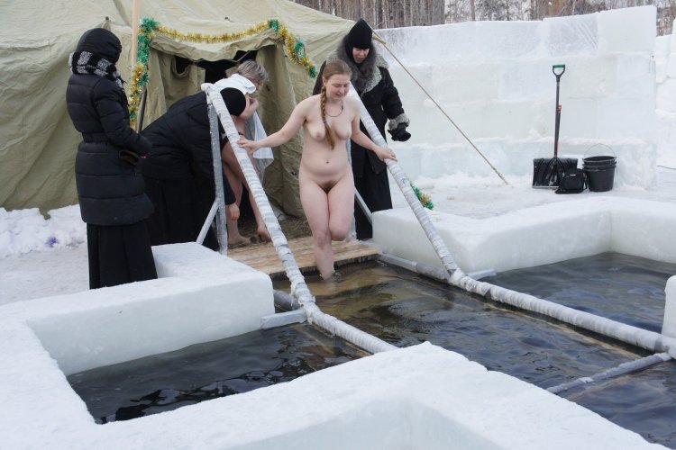 Голые женщины зимой на улице