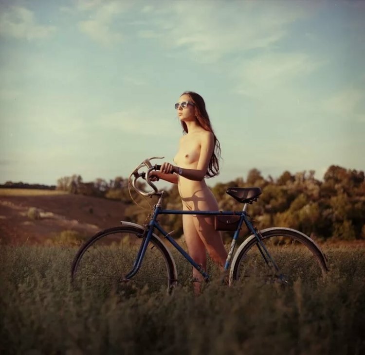 Девушки на велосипеде голышом