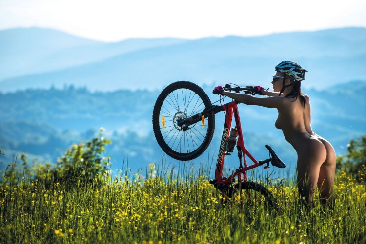 Голые женщины на велосипеде