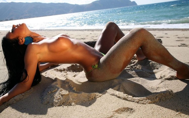 Голые загорелые женщины