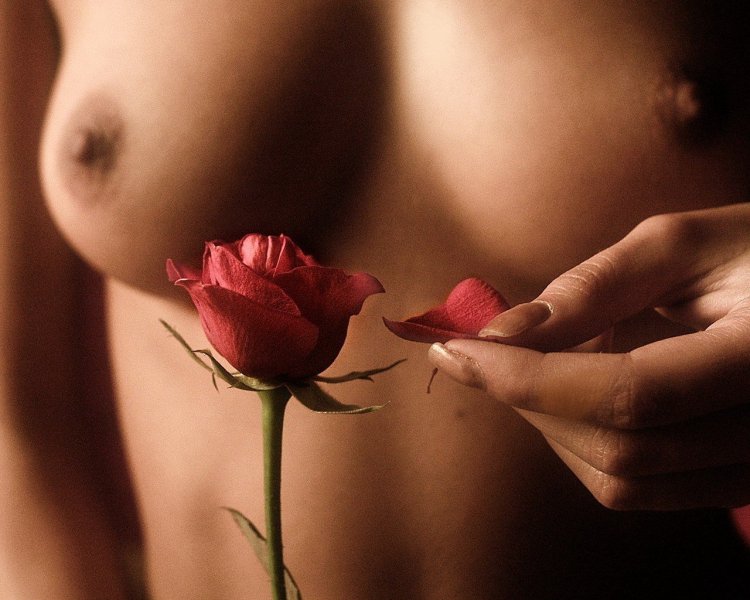 Сиськи девушка с цветами