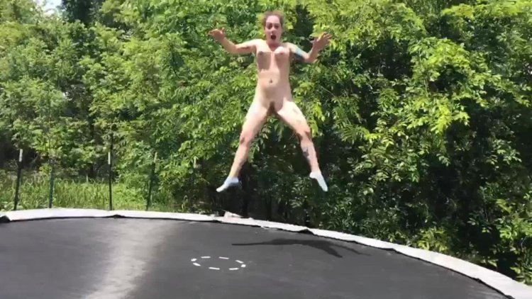 Голые женщины прыгают на батуте