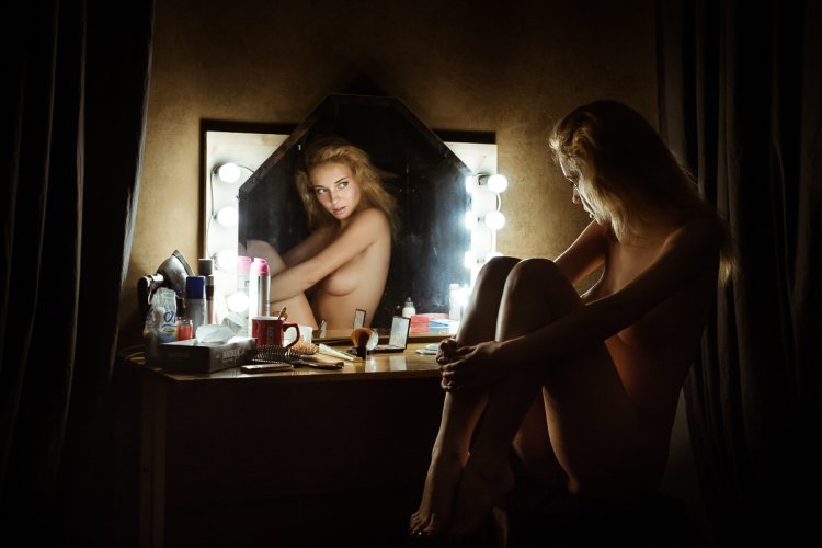Девушки перед зеркалом ню