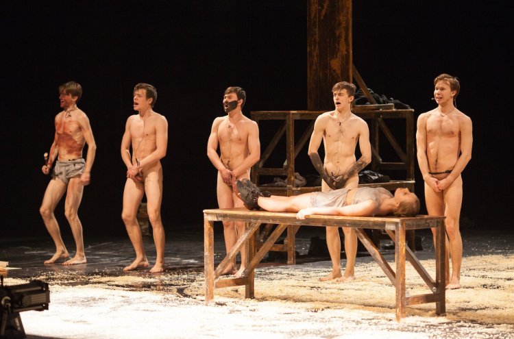 Обнажилась на сцене театра