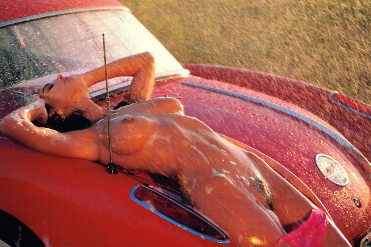Голые женщины на капоте машины