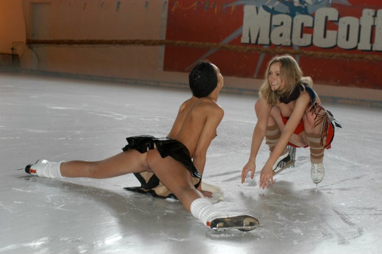 Засветы голых писек фигуристок