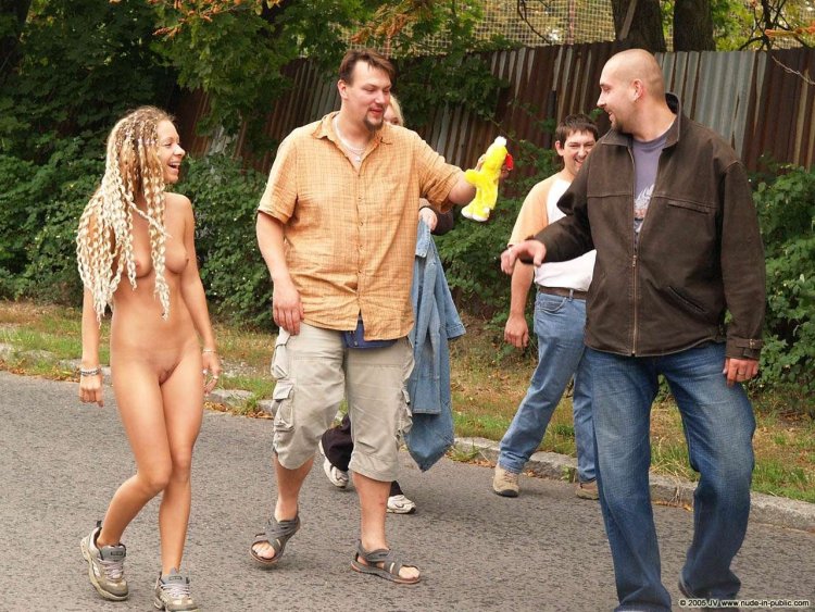 Голая женщина среди мужчин