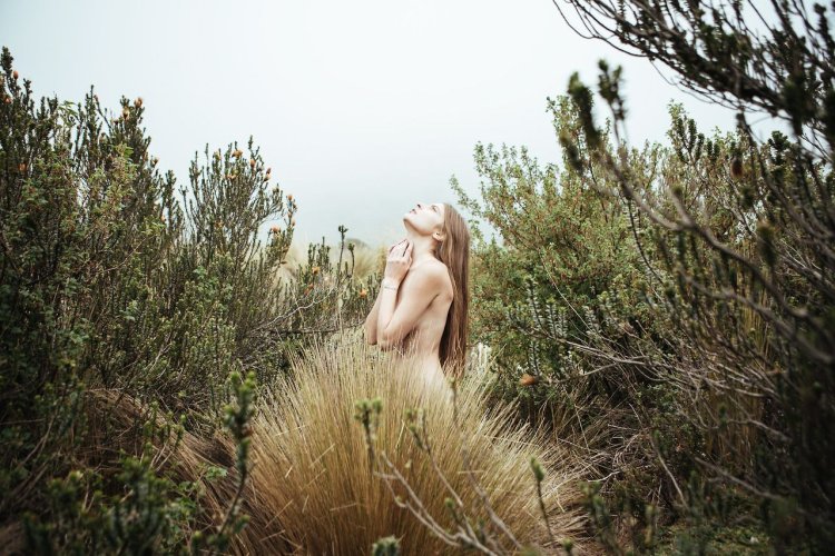 Голая Полина позирует голой