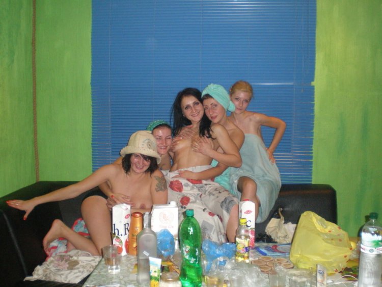 Студентки развлекаются в бане