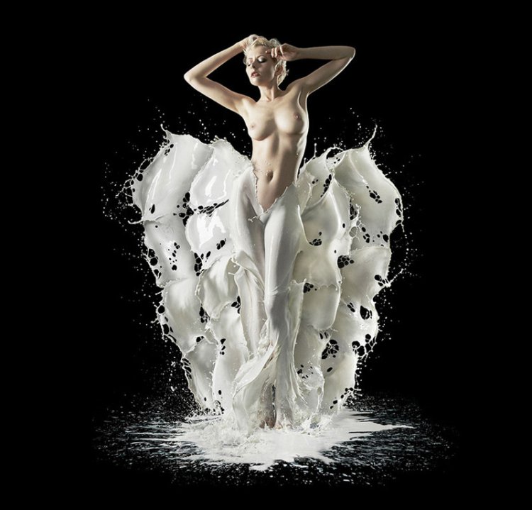 Фотосессия в стиле ню с молоком