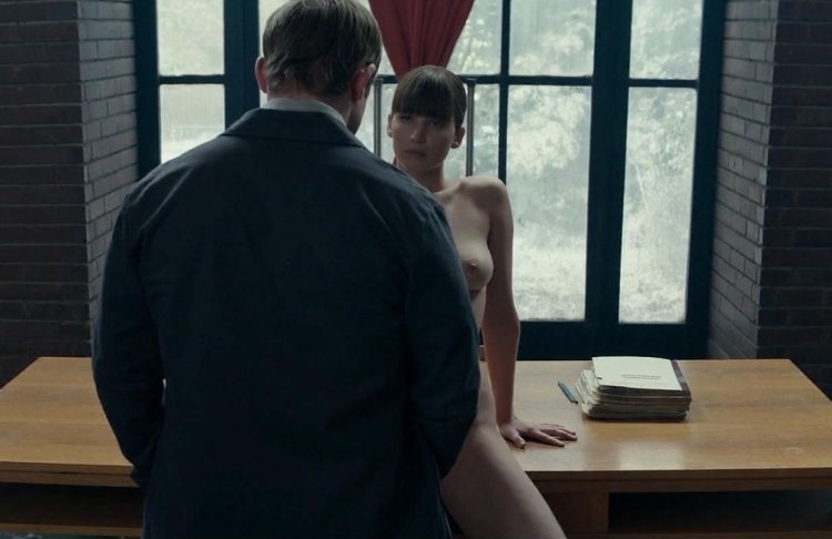 Голаядженифер лоуренс красный воробей