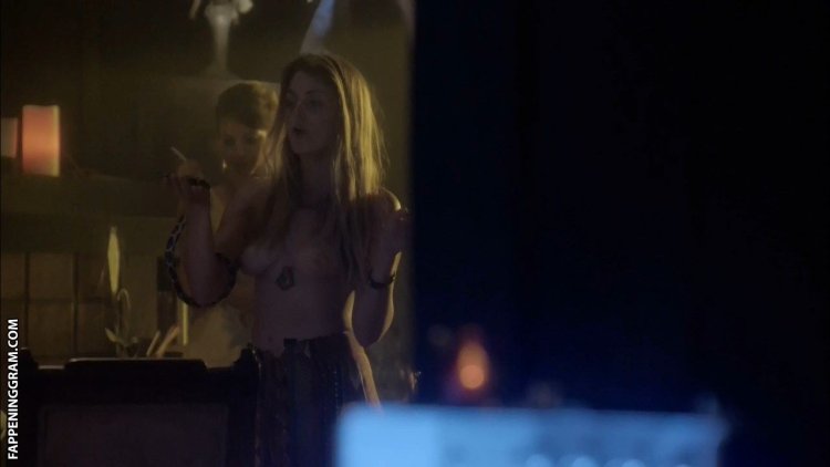 Стелла Маив голая грудь