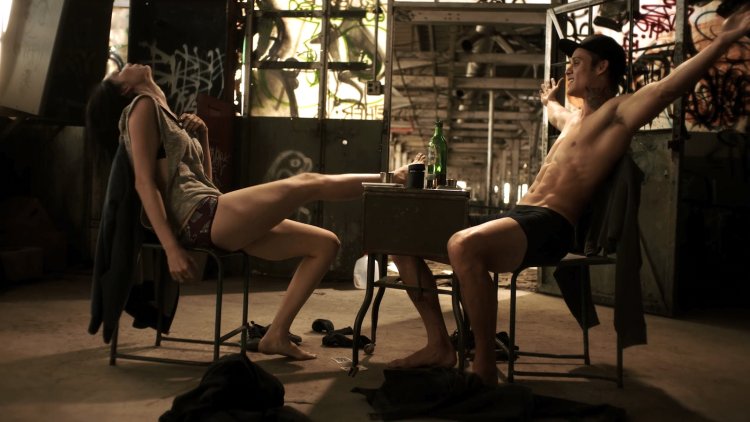 Сара Дюмон грудь