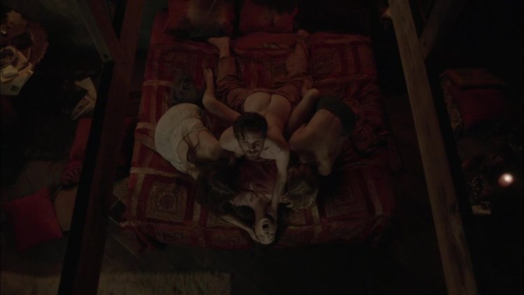 Эмма Дюмон сцена в тюрьме