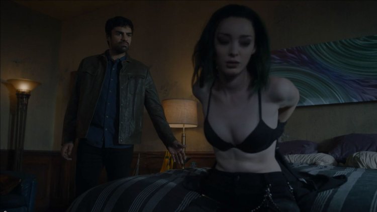 Эмма Дюмон сцена в тюрьме