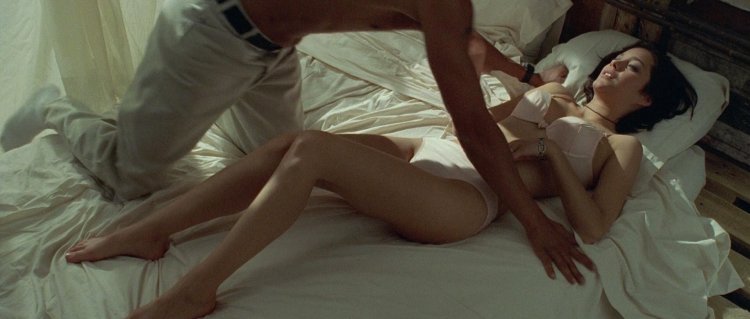 Марион Котийяр в Нижнем белье