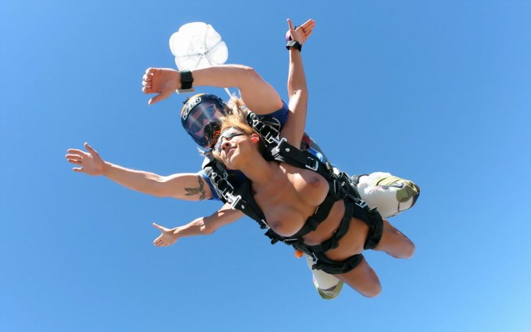 Прыжок с парашютом голышом